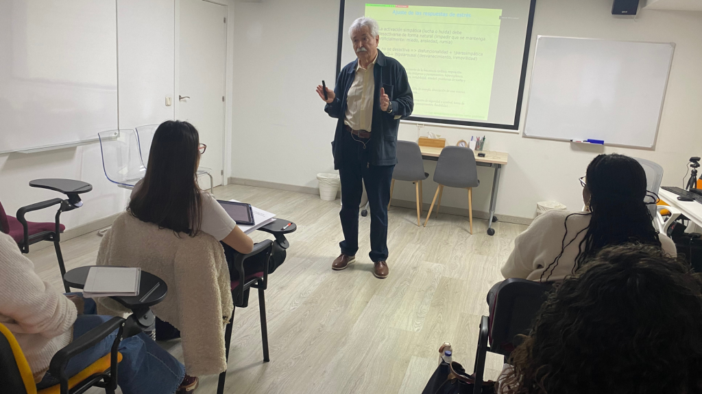 Sesión práctica del Máster en ACT y terapias contextuales de MICPSY